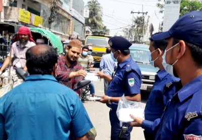 মেহেরপুর পুলিশের জনসচেতনতা মূলক প্রচারণা ও মাস্ক বিতরণ